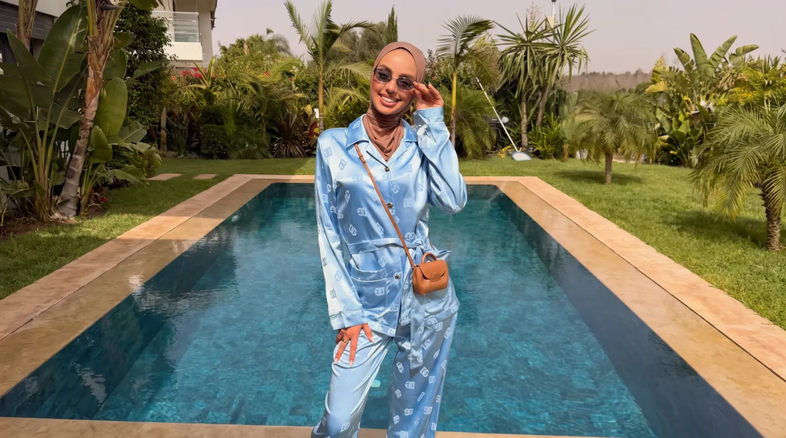 Ensemble satiné bleu imprimé Céléria au bord de la piscine