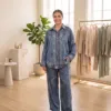 Ensemble chemise et pantalon Paisley Set CÉLÉRIA coloris bleu, porté de face