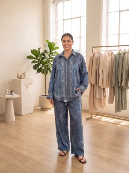Ensemble chemise et pantalon Paisley Set CÉLÉRIA coloris bleu, porté de face