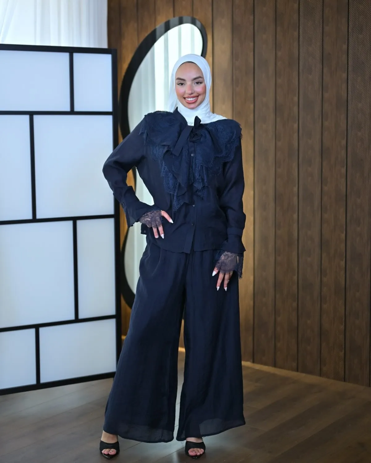 Classy Dentel bleu marine porté avec hijab blanc