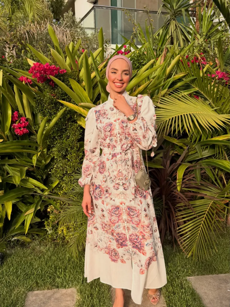 Blush Blossom Dress portée avec un hijab rosé dans un jardin