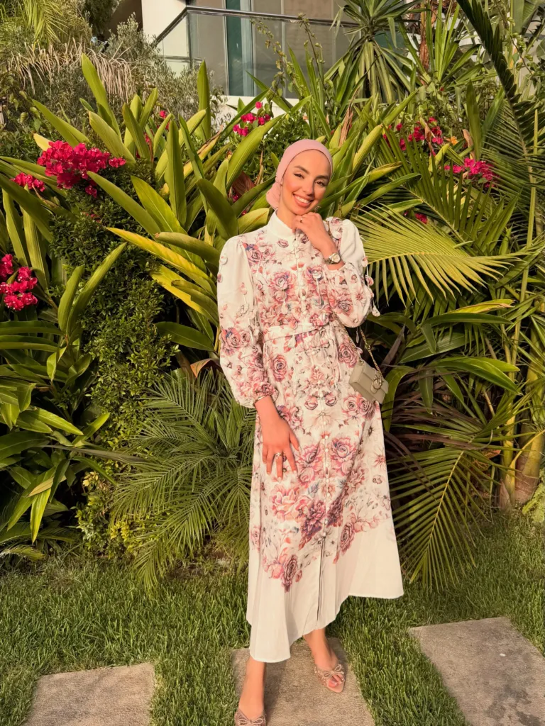 Blush Blossom Dress portée avec hijab, vue de trois quarts