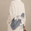 Élégance Equestre Céléria – détail du motif chevaux en tweed bleu au dos de la chemise