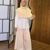 Alma Knit couleur beige porté par le mannequin, boutique CÉLÉRIA Casablanca