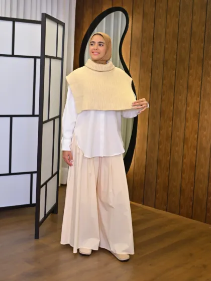 Alma Knit couleur beige porté par le mannequin, boutique CÉLÉRIA Casablanca