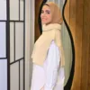 Alma Knit couleur beige porté par le mannequin, boutique CÉLÉRIA Casablanca