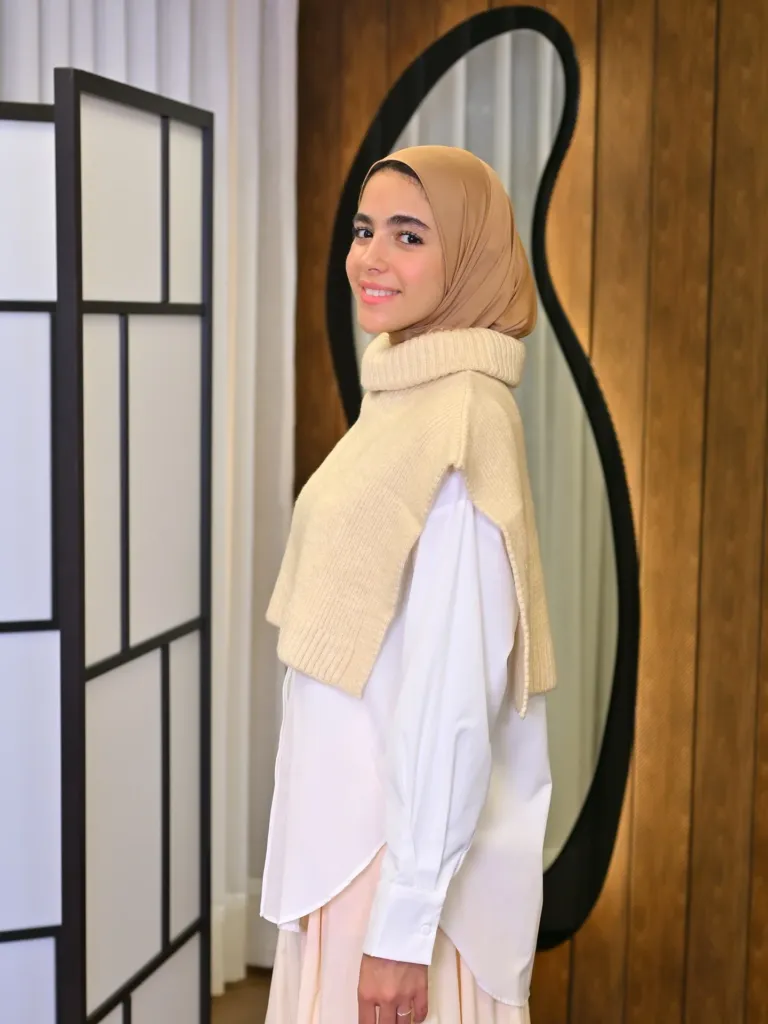 Femme voilée portant l'Alma Knit beige