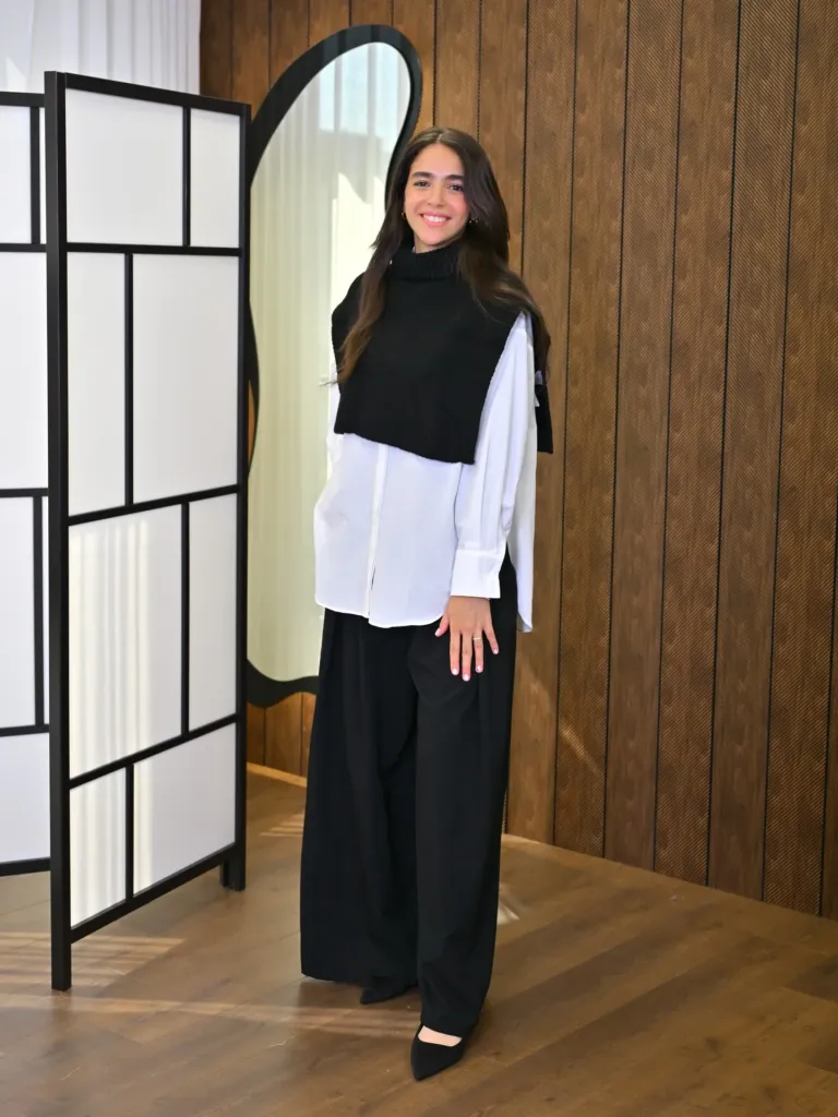 Alma Knit noir porté avec un pantalon noir