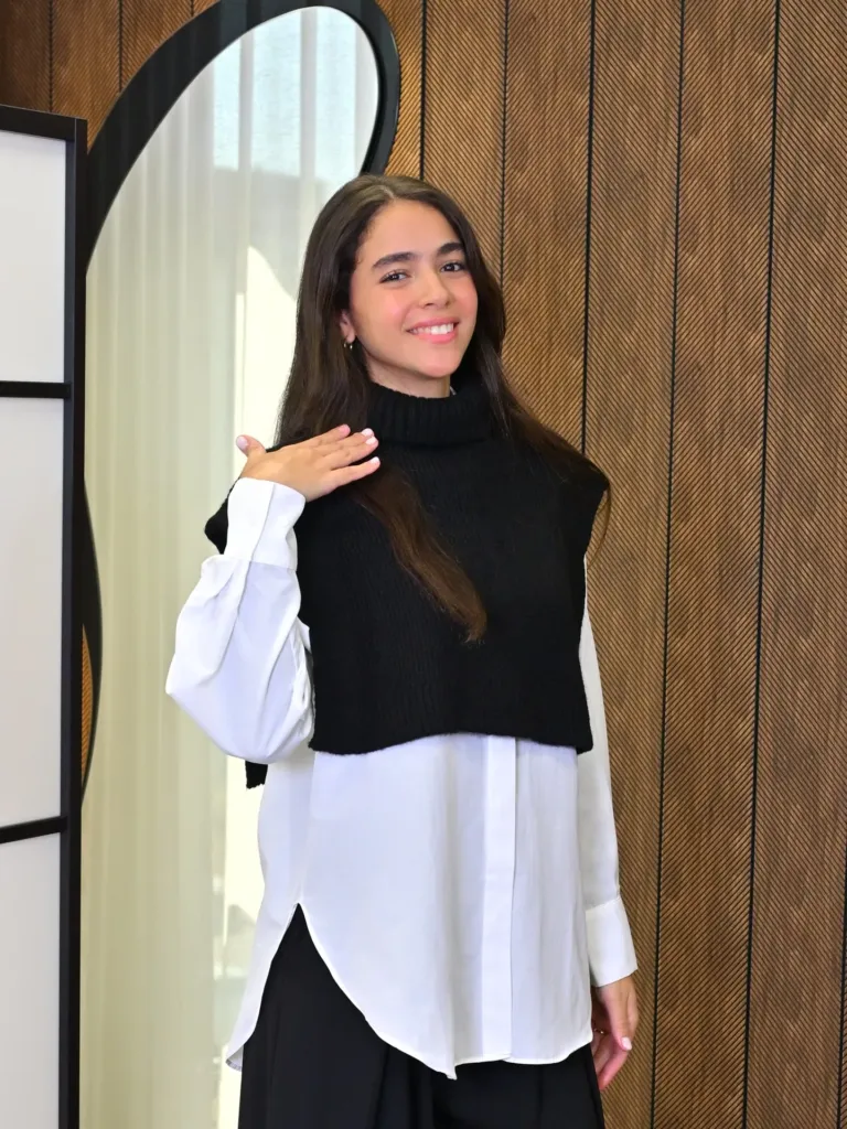 Alma Knit noir sur chemise blanche