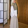 Alma Knit couleur taupe porté par le mannequin, boutique CÉLÉRIA Casablanca