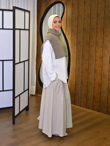 Alma Knit couleur taupe porté par le mannequin, boutique CÉLÉRIA Casablanca