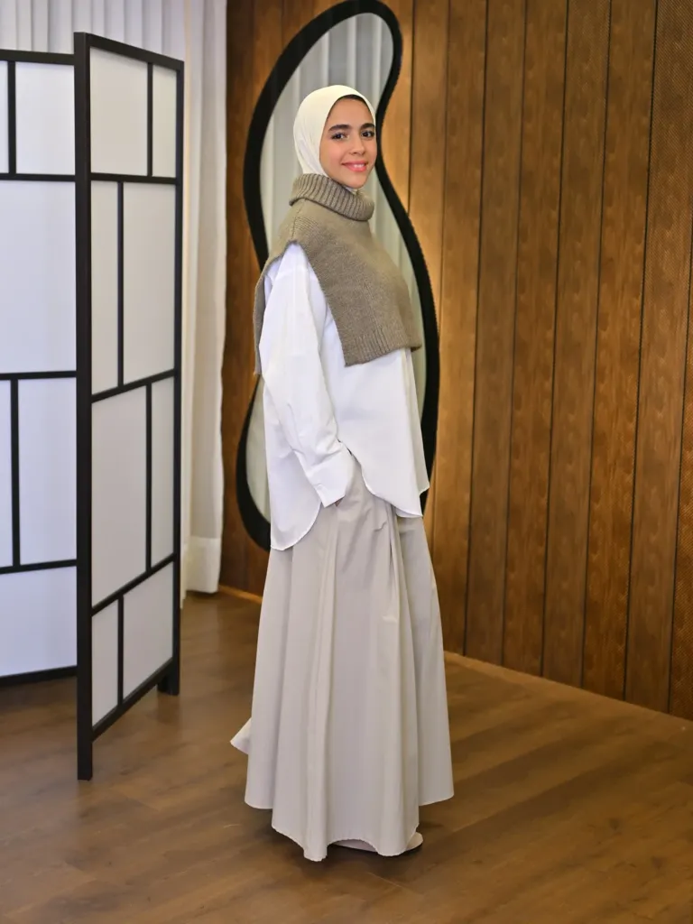 Alma Knit taupe porté avec hijab et jupe longue grise