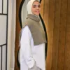 Alma Knit couleur taupe porté par le mannequin, boutique CÉLÉRIA Casablanca