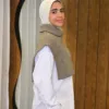 Alma Knit couleur taupe porté par le mannequin, boutique CÉLÉRIA Casablanca