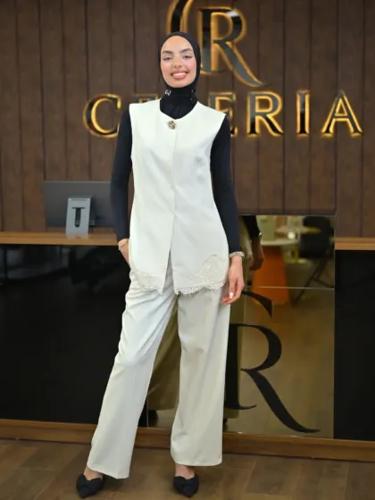 Aura Set couleur ivoire, gilet long à bordure de dentelle et pantalon large, boutique CÉLÉRIA Casablanca