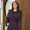 Ayla Trench couleur bordeaux porté par le mannequin, boutique CÉLÉRIA Casablanca