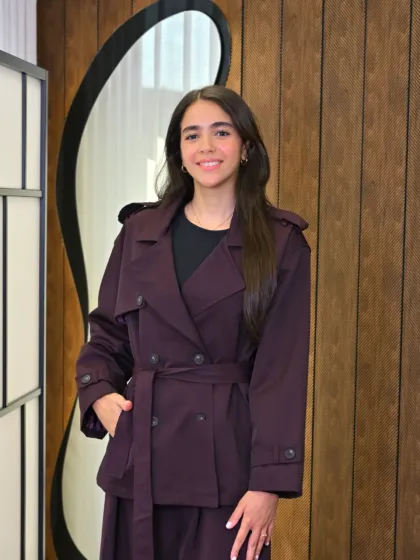 Ayla Trench couleur bordeaux porté par le mannequin, boutique CÉLÉRIA Casablanca