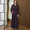 Ayla Trench couleur bordeaux porté par le mannequin, boutique CÉLÉRIA Casablanca