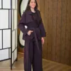 Ayla Trench couleur bordeaux porté par le mannequin, boutique CÉLÉRIA Casablanca