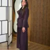 Ayla Trench couleur bordeaux porté par le mannequin, boutique CÉLÉRIA Casablanca