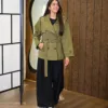 Ayla Trench couleur kaki porté par le mannequin, boutique CÉLÉRIA Casablanca