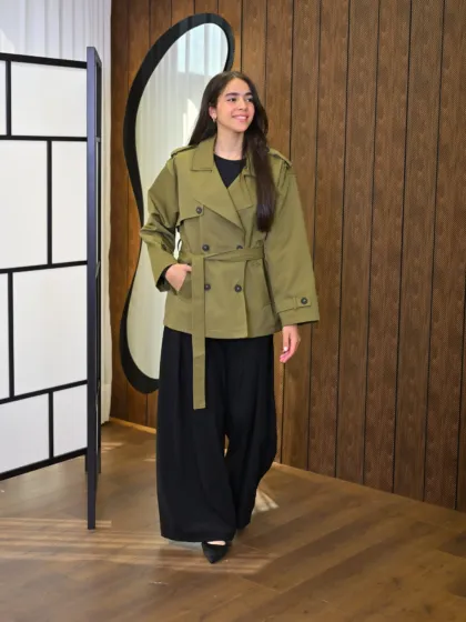 Ayla Trench couleur kaki porté par le mannequin, boutique CÉLÉRIA Casablanca