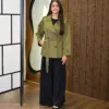 Ayla Trench couleur kaki porté par le mannequin, boutique CÉLÉRIA Casablanca