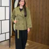 Ayla Trench couleur kaki porté par le mannequin, boutique CÉLÉRIA Casablanca