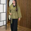 Ayla Trench couleur kaki porté par le mannequin, boutique CÉLÉRIA Casablanca