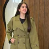 Ayla Trench couleur kaki porté par le mannequin, boutique CÉLÉRIA Casablanca