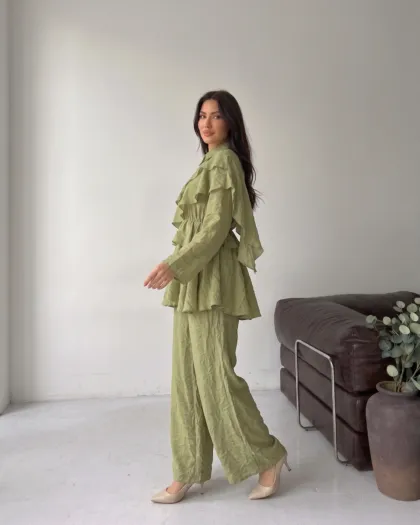 Bird Set olive, haut à volants et pantalon large, de profil