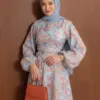 Blue Sakura, robe longue fleurie sur fond bleu, en plan rapproché
