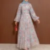 Blue Sakura, robe longue fleurie sur fond bleu, vue de face