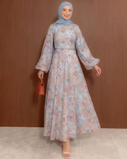 Blue Sakura, robe longue fleurie sur fond bleu, vue de face