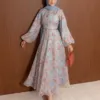 Blue Sakura, robe longue fleurie sur fond bleu, en marche