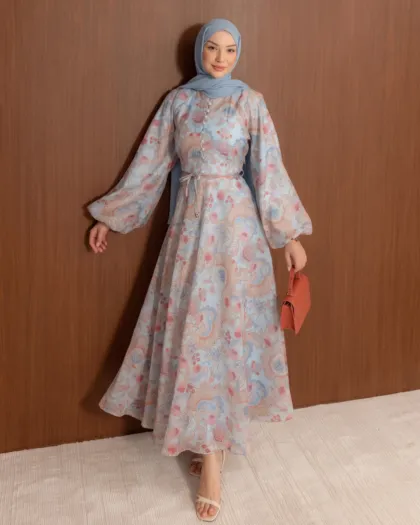 Blue Sakura, robe longue fleurie sur fond bleu, en marche