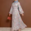 Blue Sakura, robe longue fleurie sur fond bleu, en mouvement