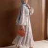 Blue Sakura, robe longue fleurie sur fond bleu, de profil