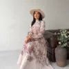 Blush Blossom Dress, robe longue fleurie, assise