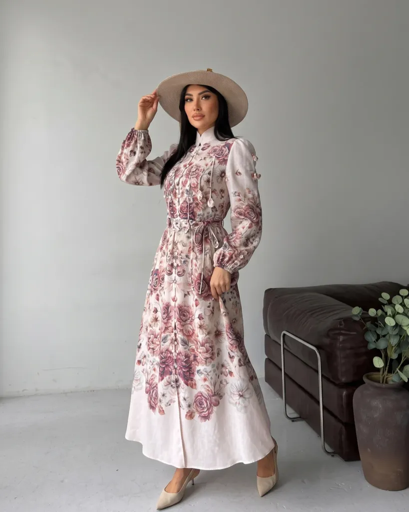 Blush Blossom Dress, vue de face, col montant et manches bouffantes