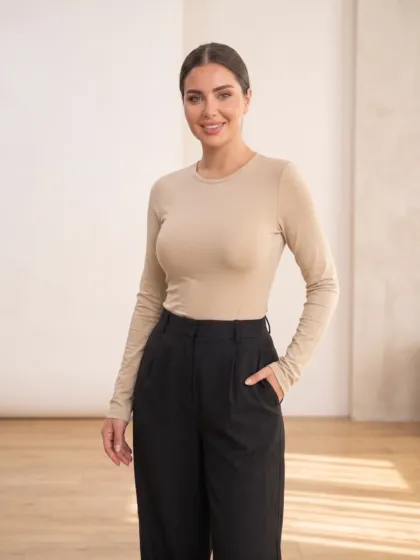 Bodysuit manches longues CÉLÉRIA coloris beige, porté de face