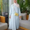 Breeze Set bleu, blouse à manches ballon et jupe longue, en marche