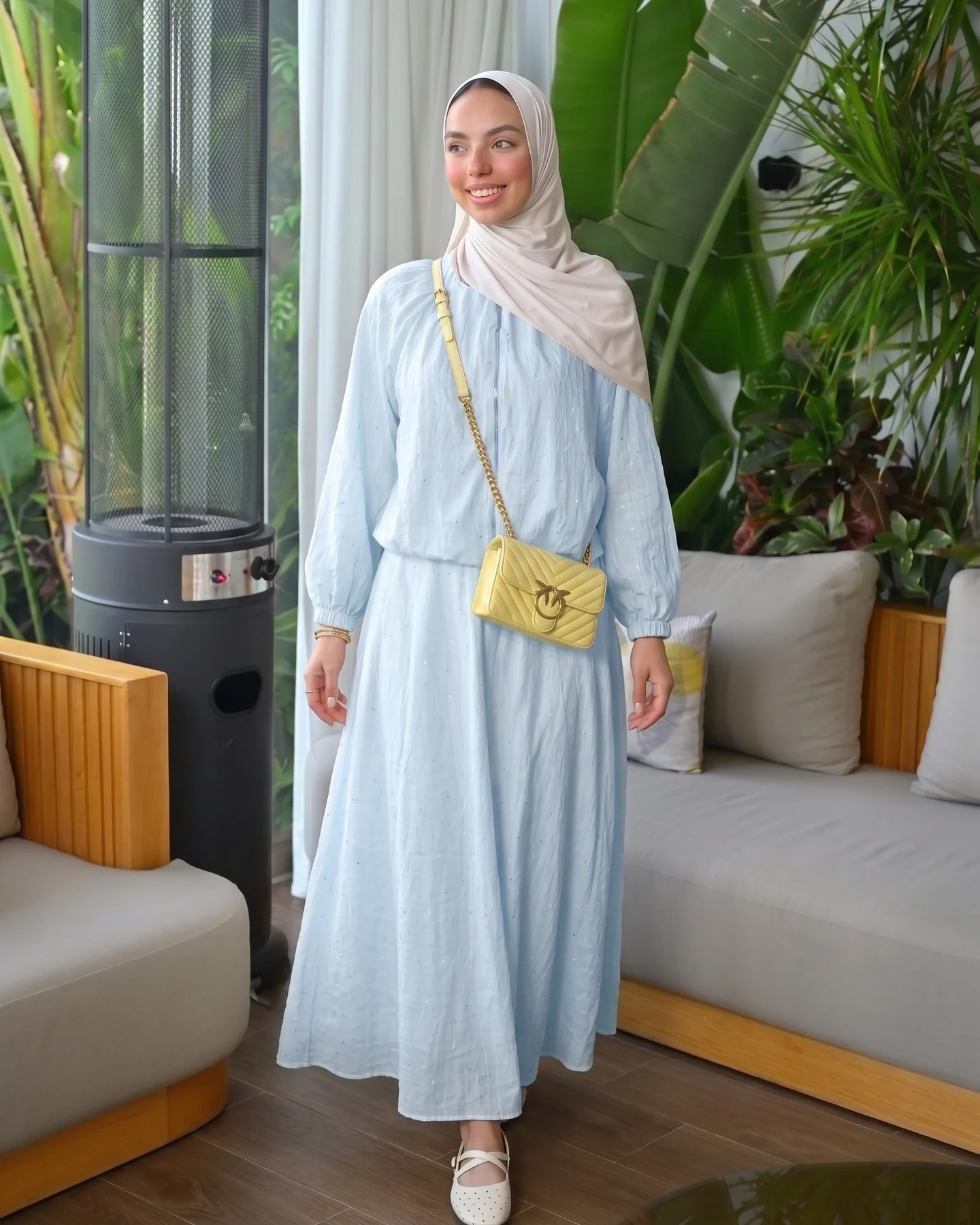 Breeze Set bleu - Céléria Breeze Set bleu, blouse à manches ballon et jupe longue, en marche