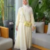 Breeze Set jaune beurre, blouse à manches ballon et jupe longue, en plan rapproché
