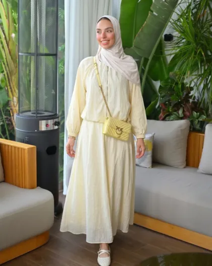Breeze Set jaune beurre, blouse à manches ballon et jupe longue, en plan rapproché