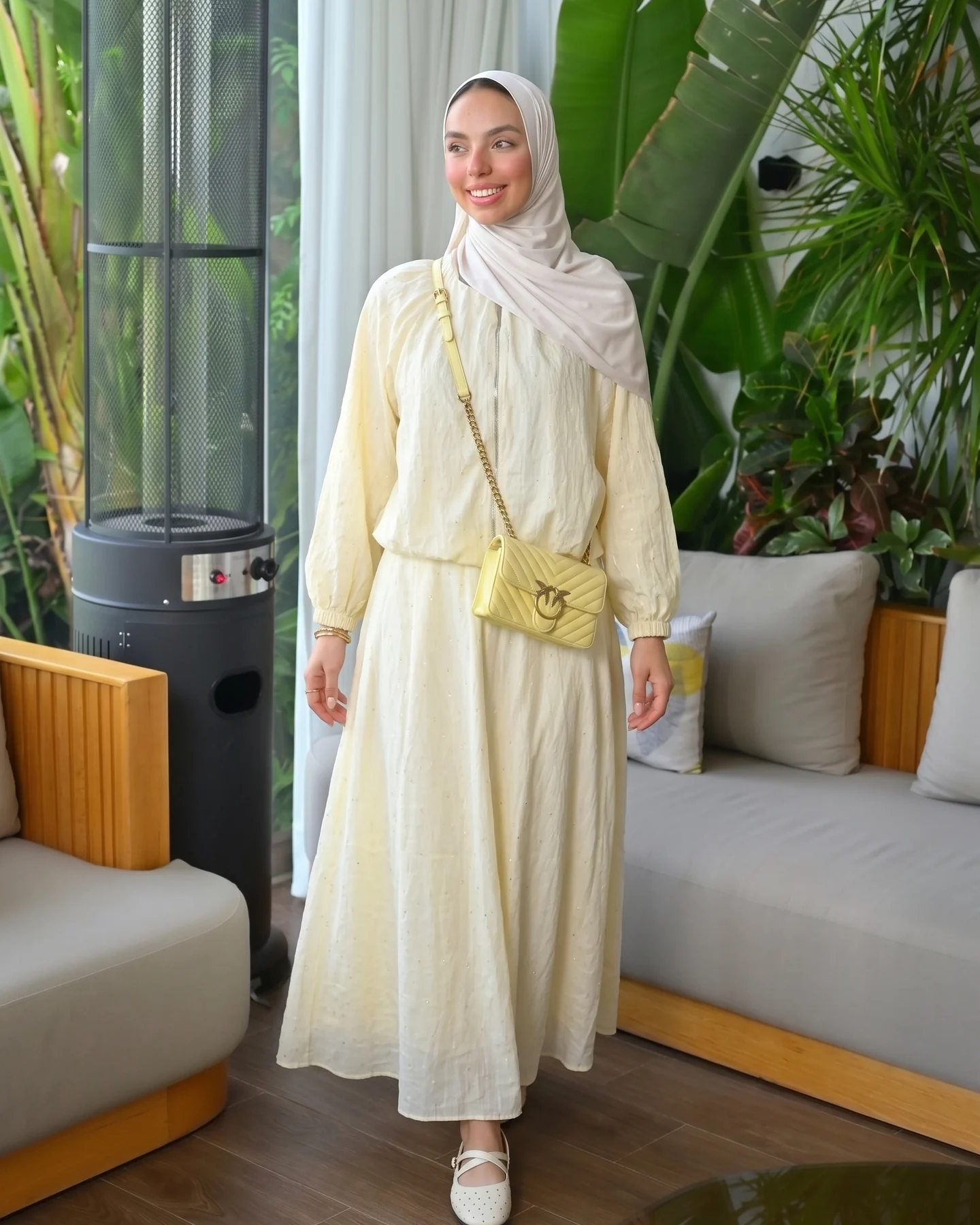 Breeze Set jaune beurre - Céléria Breeze Set jaune beurre, blouse à manches ballon et jupe longue, en plan rapproché