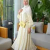 Breeze Set jaune beurre, blouse à manches ballon et jupe longue, en marche