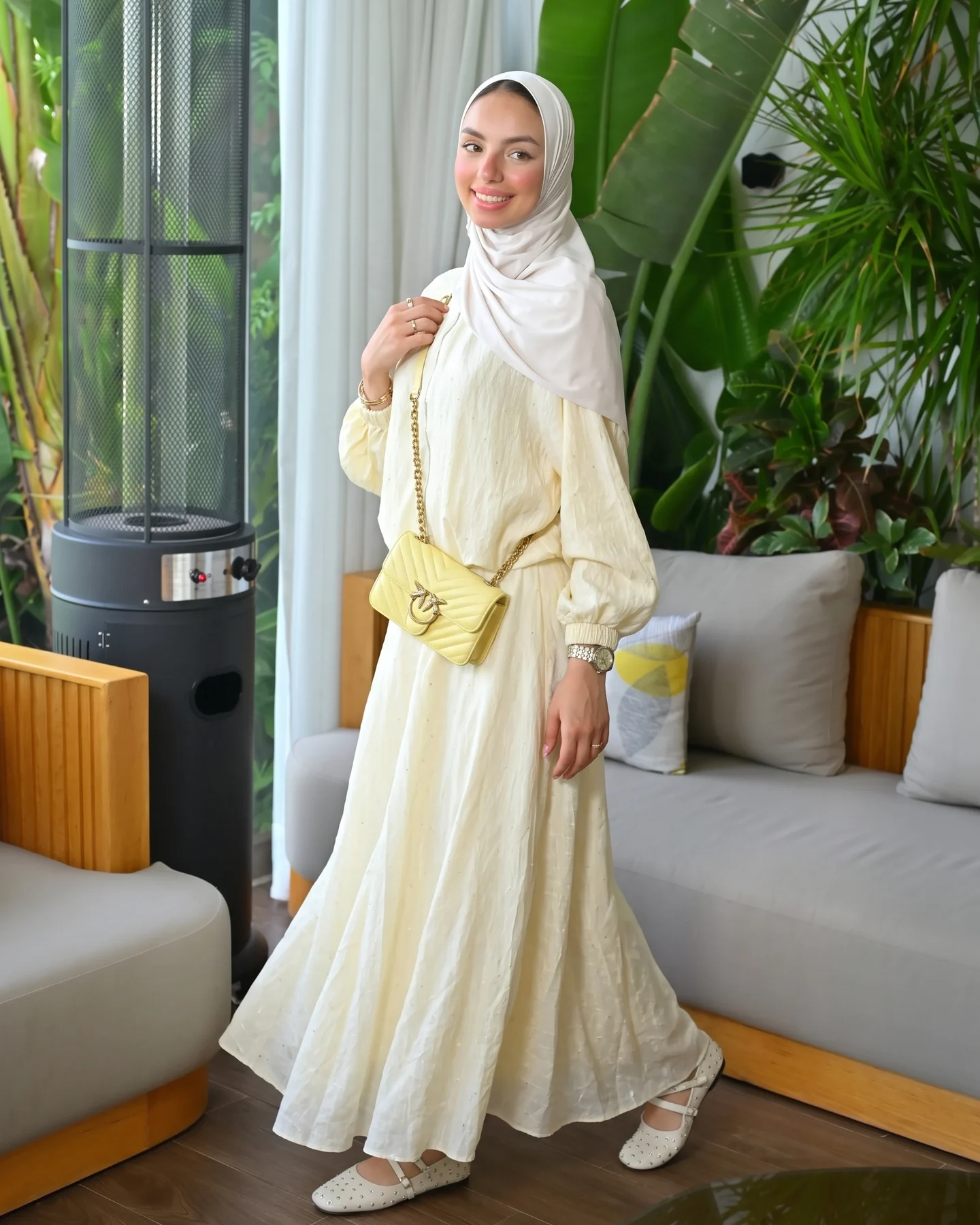 Breeze Set jaune beurre - Céléria Breeze Set jaune beurre, blouse à manches ballon et jupe longue, en marche