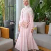 Breeze Set rose, blouse à manches ballon et jupe longue, de trois-quarts
