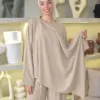 Butterfly Set Céléria beige, ensemble femme modeste haut asymétrique manches papillon et pantalon large, en plan rapproché